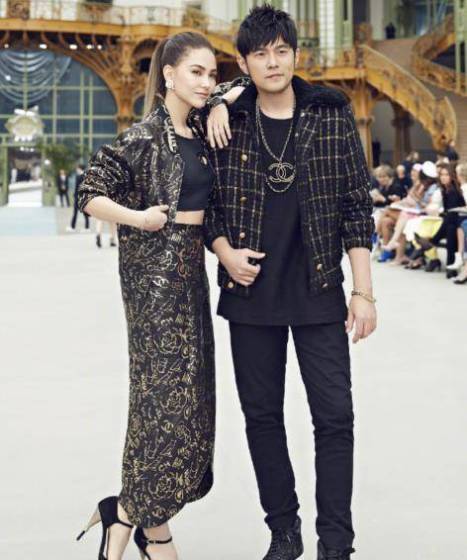 昆凌周杰伦巴黎情侣装现身,五一节丢下孩子迎