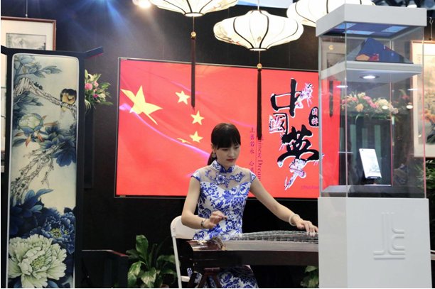 金秋北京,初上科技陶瓷艺术手机演绎科技与传