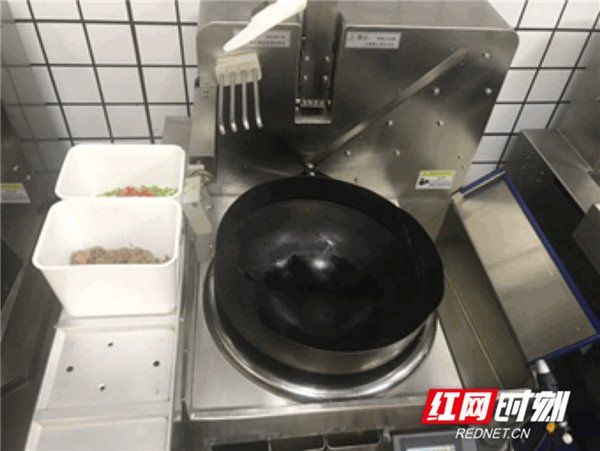 全球首台标准化湘菜机器人长沙掌勺 16款湘菜盖码饭任选