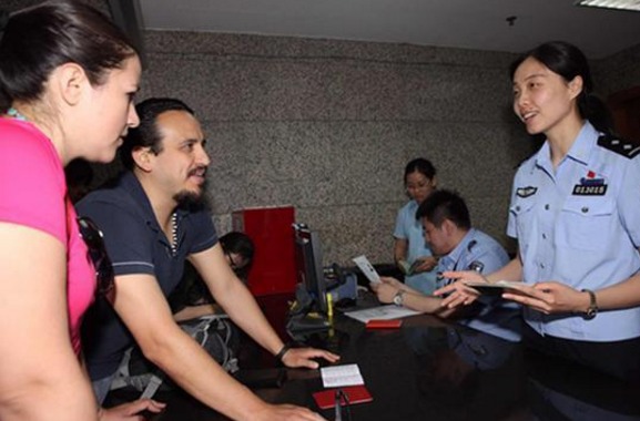 北京市为吸引外籍人才 落地实施5项出入境新政