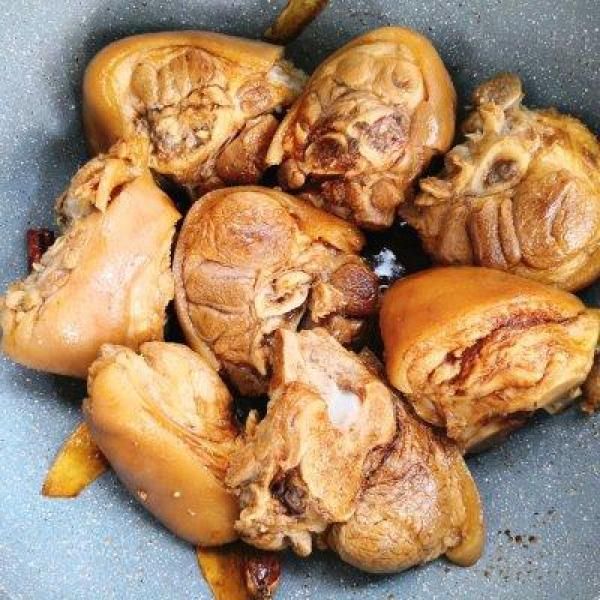 #硬核排骨制作人#肘子炖猪菜谱冬菇有一点点味图片