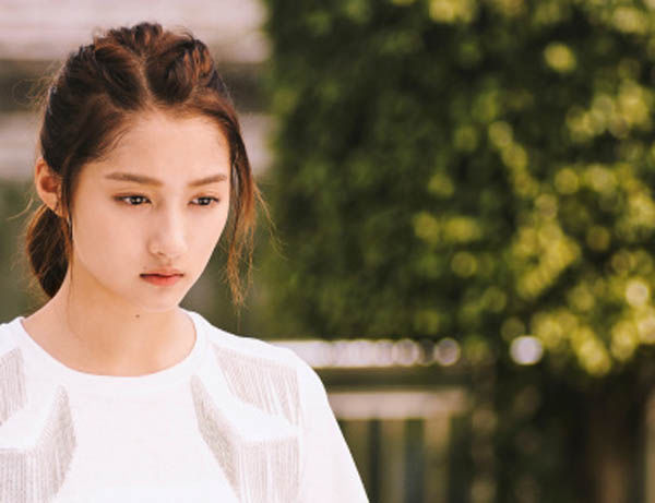 鹿晗微博公布恋情! 与女友关晓彤相差7岁确认