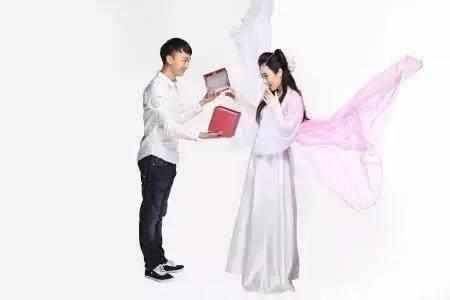 前夫再婚后,前妻出席婚礼现场时,新郎却当场后悔了!