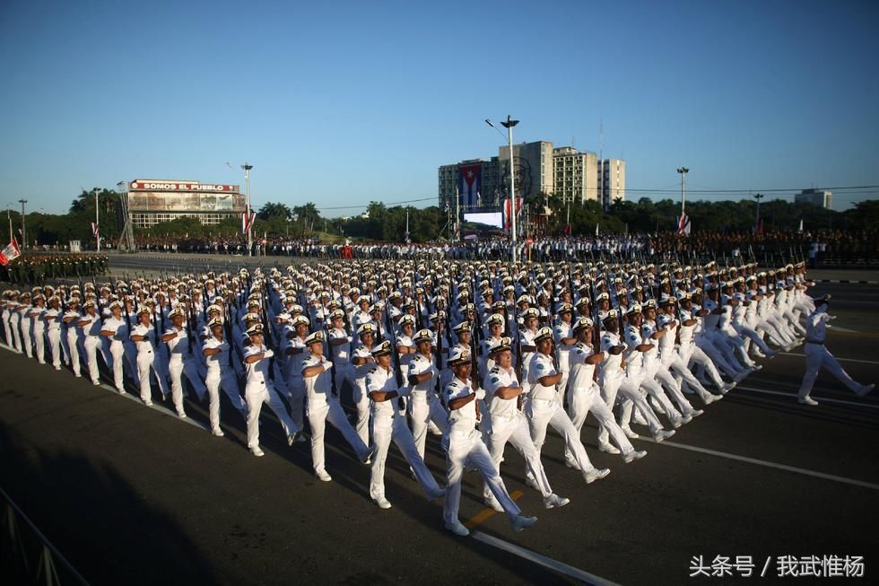 组图:古巴建军60年阅兵场面宏大