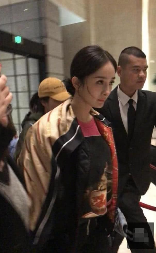 杨幂参加活动造型古怪,神情低落仿佛遭受重大