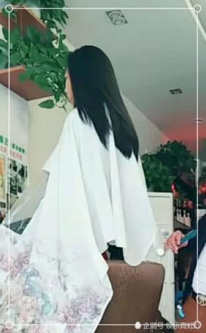 女大学生站凳子上剪发,当看到小哥哥怎么应对