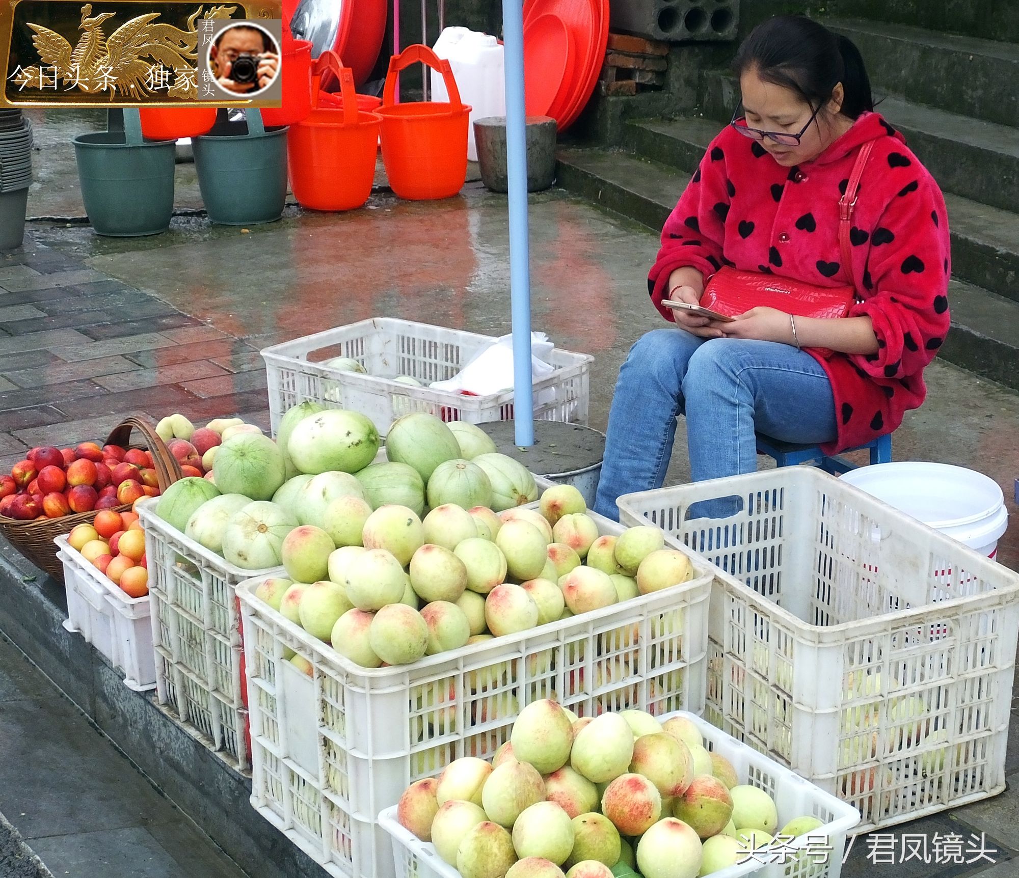 湖北宜昌:天雨降温，水果生意冷，西瓜卖不动!