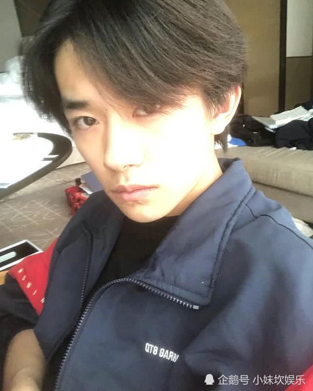 易烊千玺高考结束啦,这个表情大家来看考的是