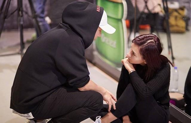 卢靖姗探班韩庚街舞节目录制,深情相望狂撒狗