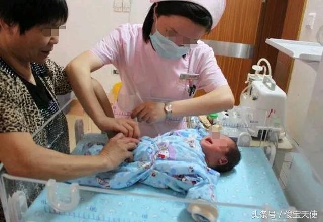 孕妇生个女儿,结果不会哭只会笑,婆婆一巴掌打过去马上哭了!