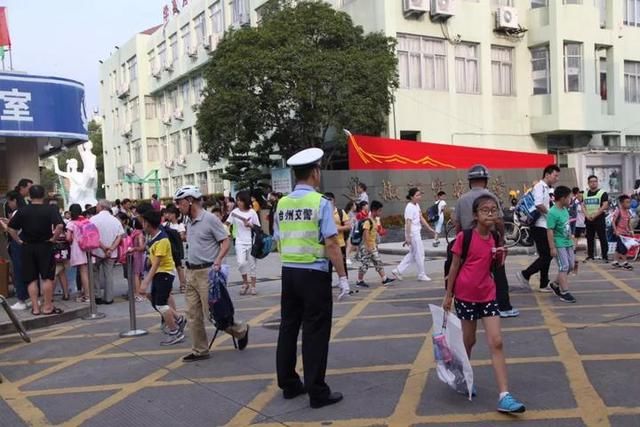 州交警共享头盔很走心 铁汉柔情的明星在朋友圈点赞