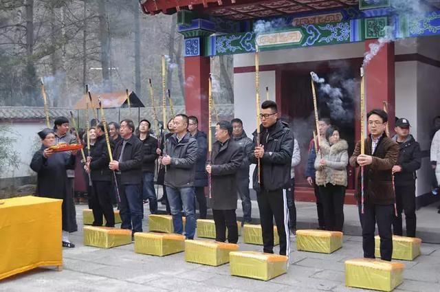 细雨绵绵仙气缭绕，新春祈福隆重举行！