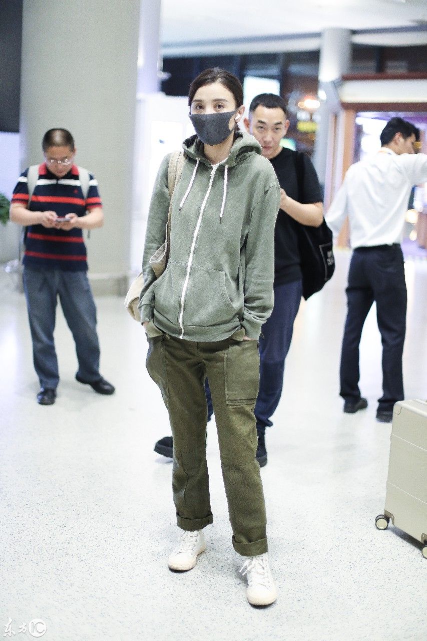 宋佳穿灰色卫衣搭配军绿色休闲裤现身机场,戴