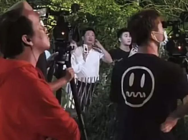 好浪漫!奚梦瑶头靠何猷君肩膀 二人共赏烟花