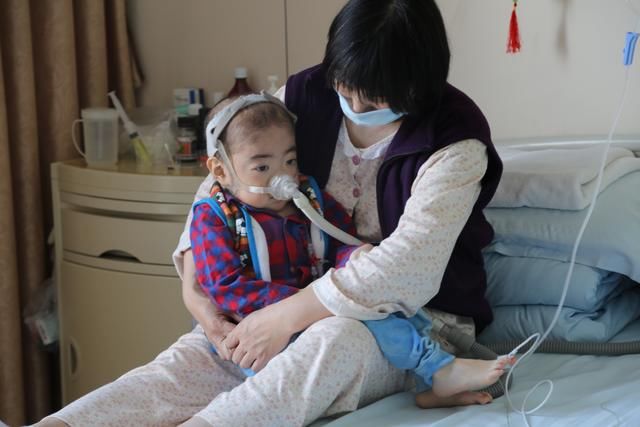 5岁白血病男孩渴望拿掉戴了近两年的大象鼻子