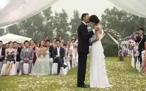 前夫再婚后,前妻出席婚礼现场时,新郎却当场后悔了!