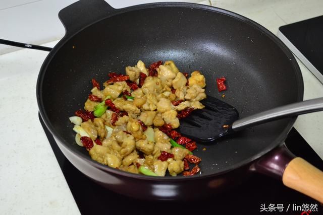 午餐吃什么，一碗肉一碗饭，这伙食不错吧，好吃不贵最重要