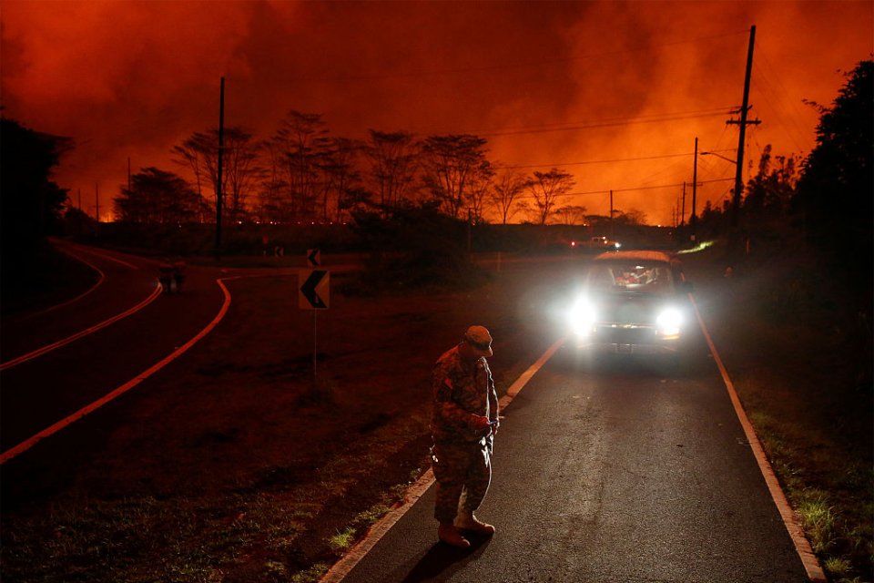 夏威夷基拉韦厄火山持续喷发 炽热熔岩“染红”天空