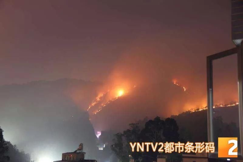 紧急!近千人20小时奋力救火，出动直升机吊桶，昨夜昆明长虫山山