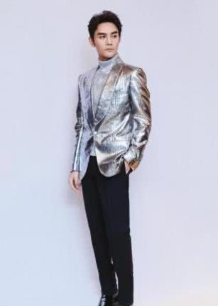 王凯白色短外套搭配小脚牛仔裤,粉丝日常开赞