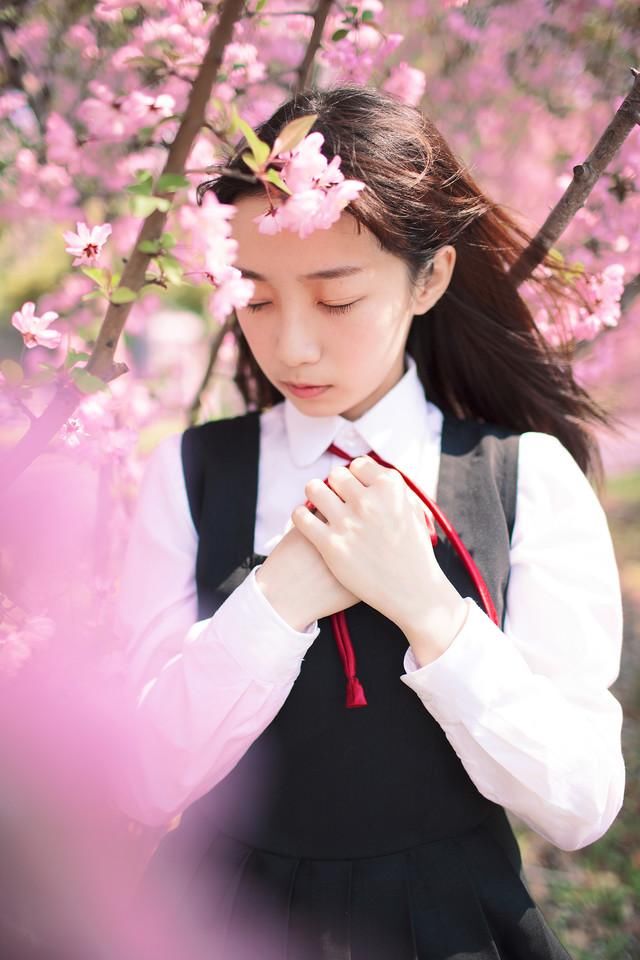 夜深了,一个人静静思考着人生