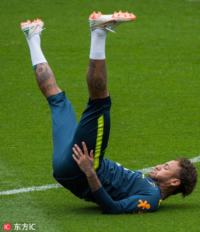 巴西国家队备战世界杯 热苏斯调皮做鬼脸