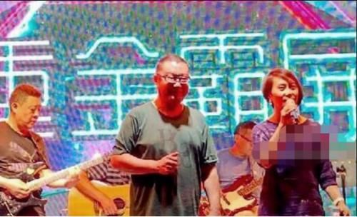 因《纤夫的爱》走红，曾6登春晚，51岁的他为生计只能餐厅卖唱