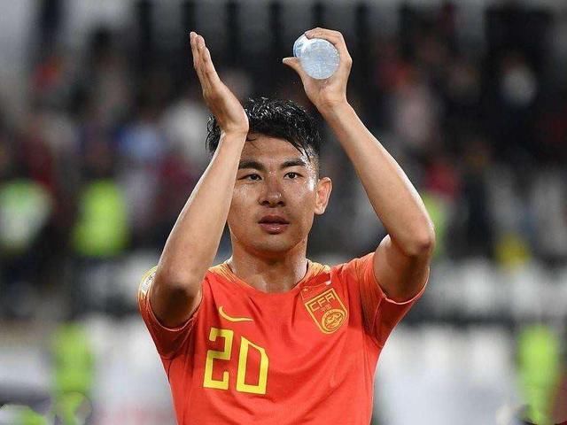 武磊有多重要?只要他往前跑,对手整条后卫线就