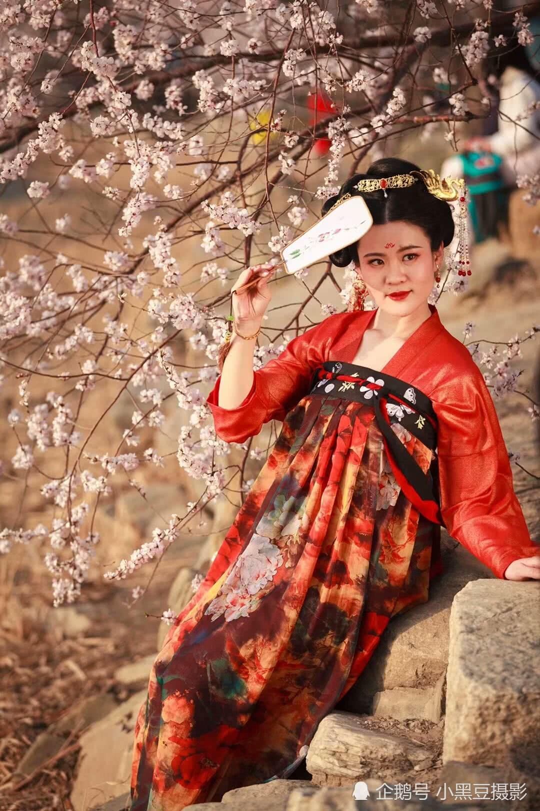 颐和园惊现唐朝女子，人面桃花媲美《猫妖传》