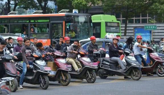 新标电动车脚蹬,被各种吐槽,网友:车没电蹬不动