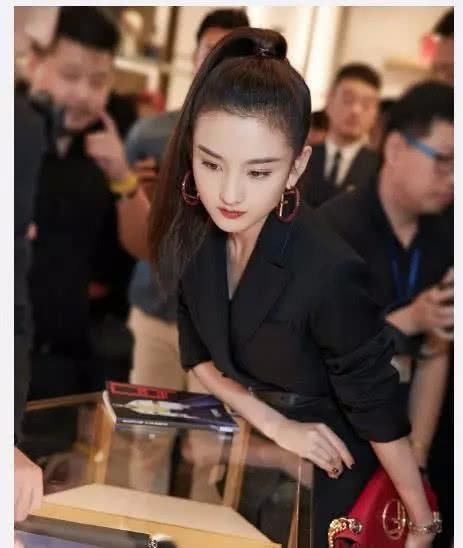 宋祖儿不离高跟鞋,灰丝袜配红色高跟鞋,出人意外的好看