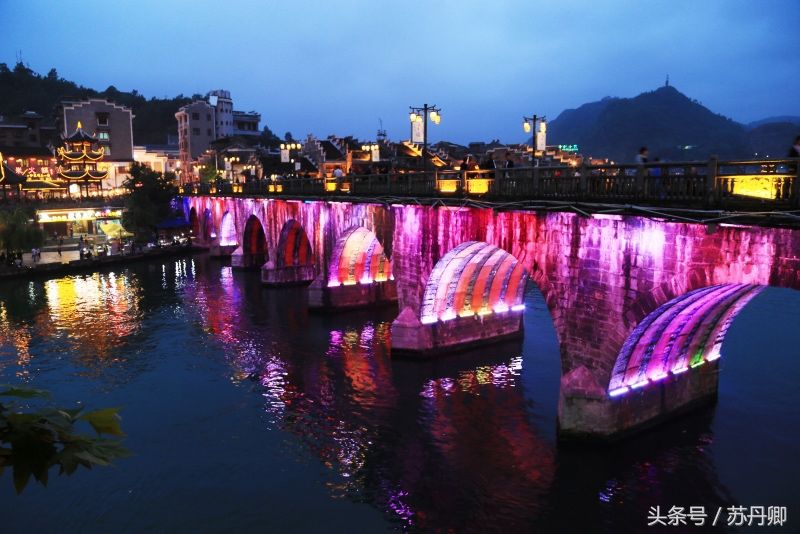 凤凰古城又出收费舆论，比起免门票的千年小镇，它迟早玩完自己