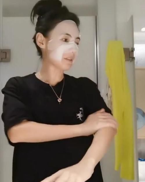 影后张柏芝太节俭！敷面膜方式很特别，用完不忘捡起包装袋继续擦