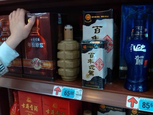 白酒暴利真相：茅台喝牌子，老白干水井坊喝广告，口子窖喝的是酒