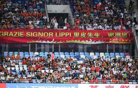 国足热身赛感人一幕! 球迷挂横幅致谢里皮, 银