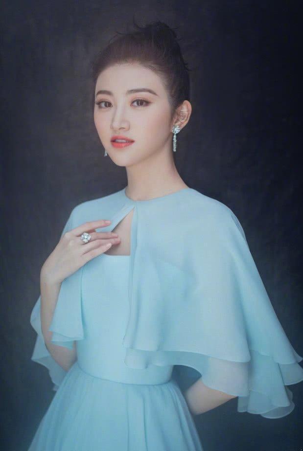 景甜大冬天就穿6条短裙,冻出冷艳美人,为了能