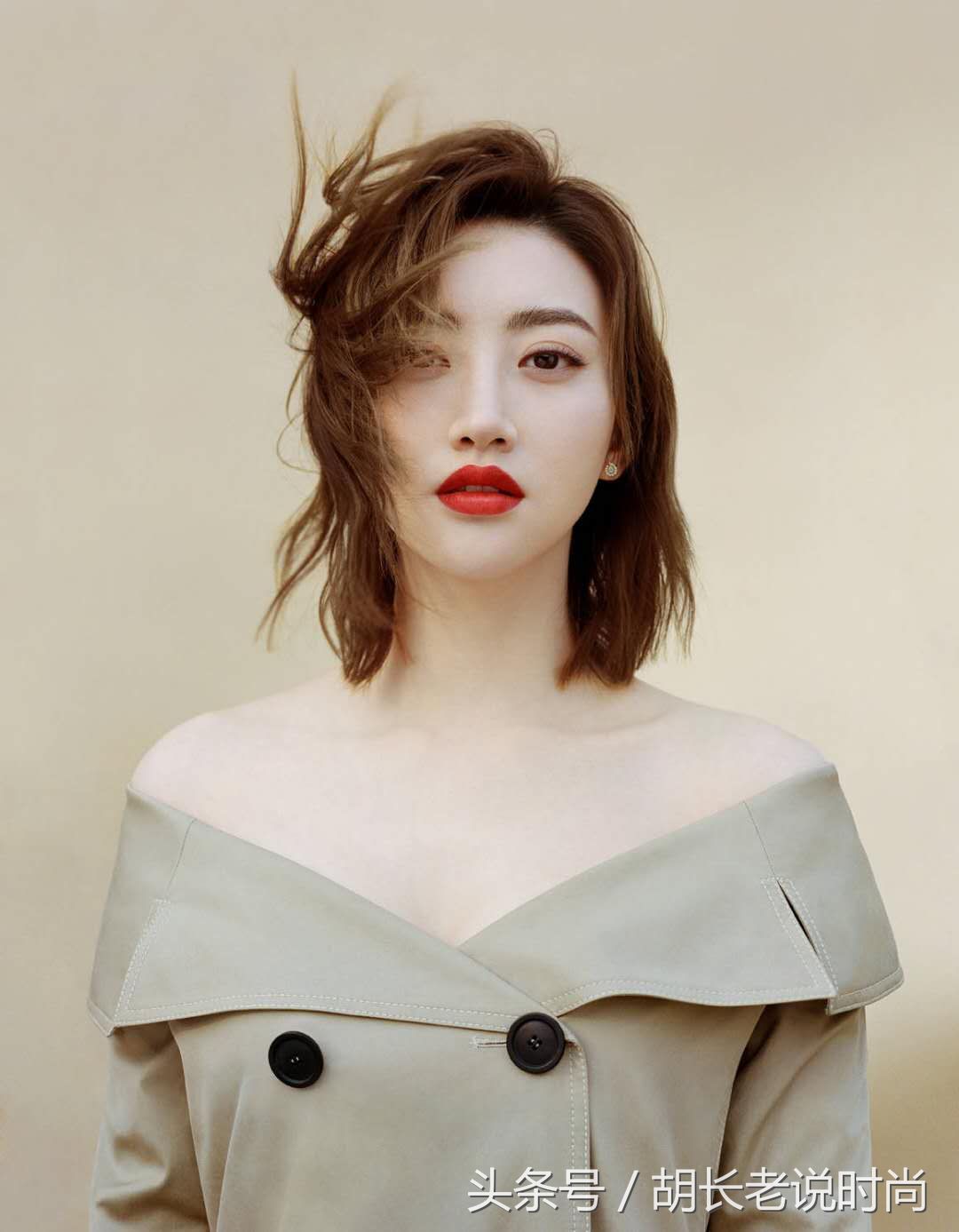 景甜拍摄 嘉人6月刊封面,强迫症看了表示这双