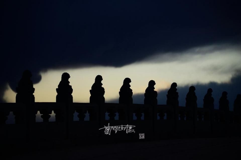 蓝天白云点缀最美北京城，最美落日晚霞映衬颐和园