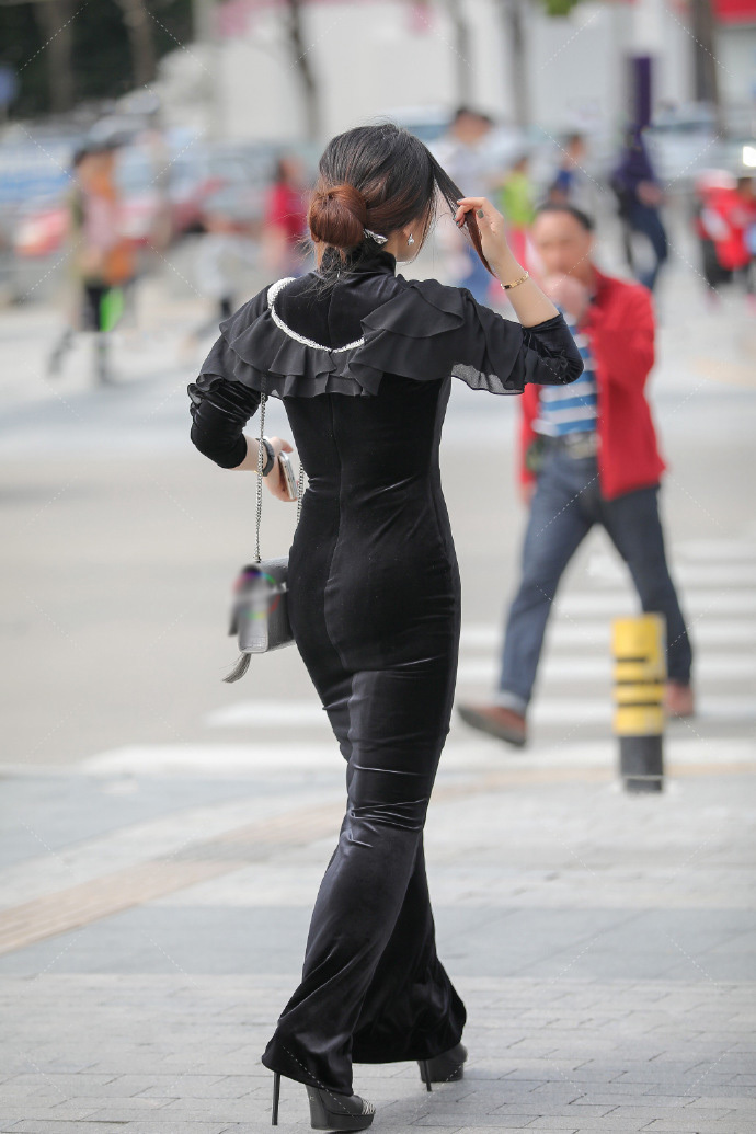 美女穿黑色紧身一步连衣裙,每一步都很有美感