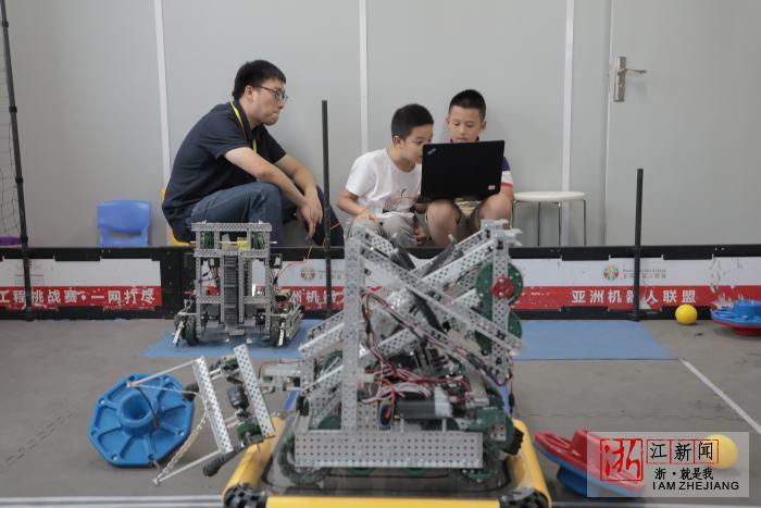 杭州的这个培训班里,小学生都开始学编程玩机