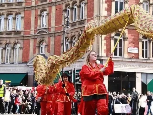 比起中国的热闹，英国这里的春节活动弱爆了，连当地人都无法忍受