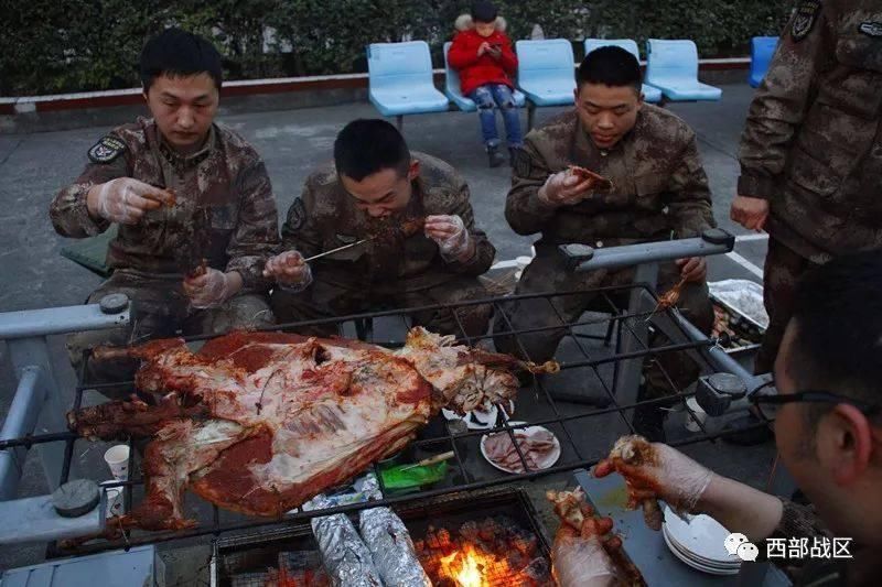 年夜饭大羊整只烤!只有在部队，才能体会到这种豪迈感