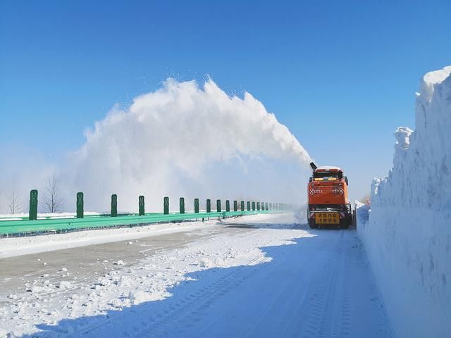 黑龙江清雪用上德国设备 能把雪扬到百米开外