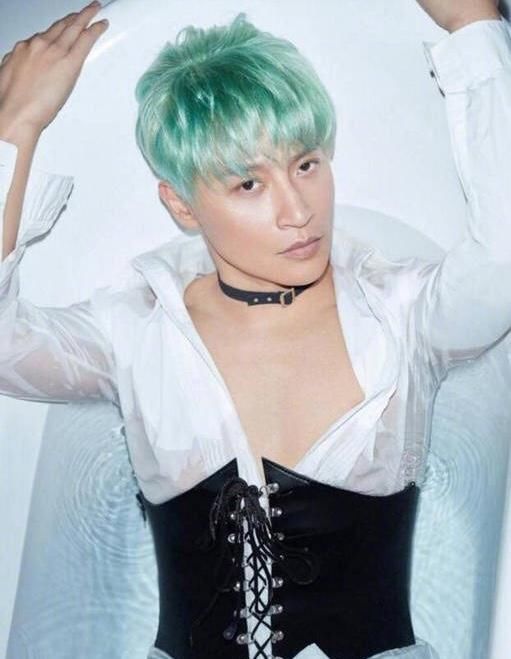 辣眼睛!陈志朋放飞自我没底线,蕾丝透视装现身