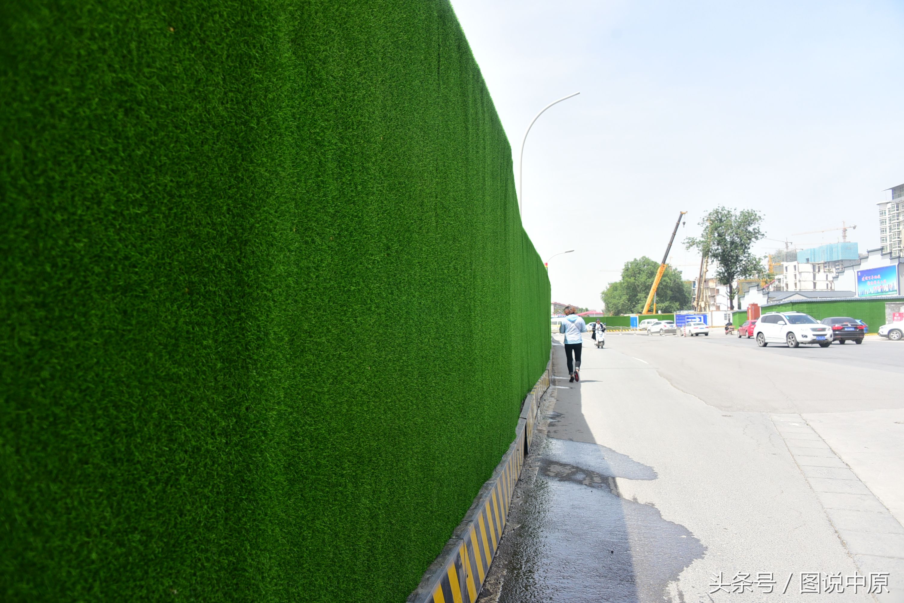 郑州:地铁施工挡板覆盖地毯 宛如一道绿色长城