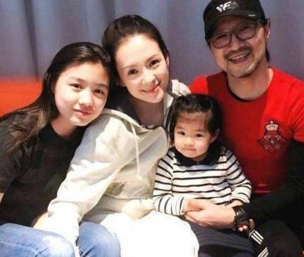 章子怡为汪峰甘当小女人?肚凸显怀二胎,网友: