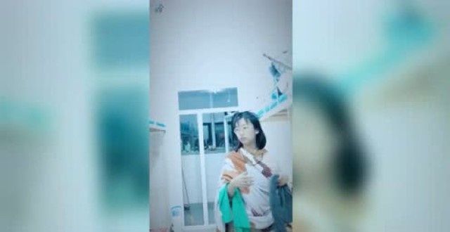 泰国迎宾小姐接中国游客秒变脸，抖音模仿疯了！有人站她们