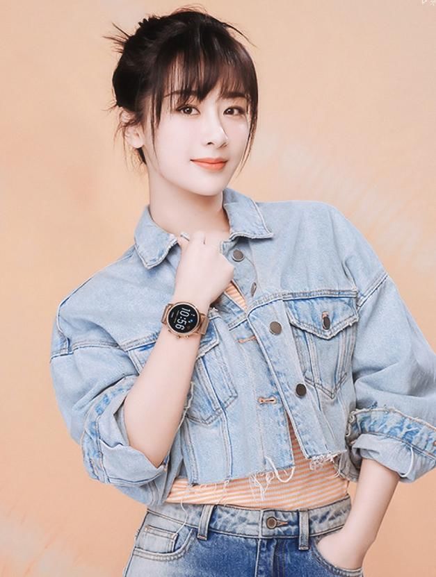 杨紫第一次将刘海掀起来,与以往判若两人,只是这脸未免太圆了