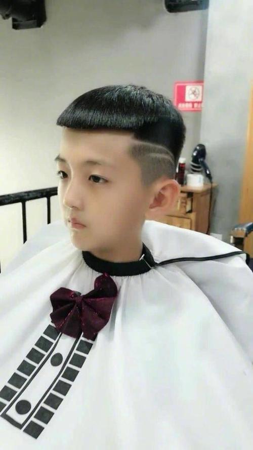 五官风雅的小男孩去剃头店剪短发，美人剃头师给他换一个成熟发型