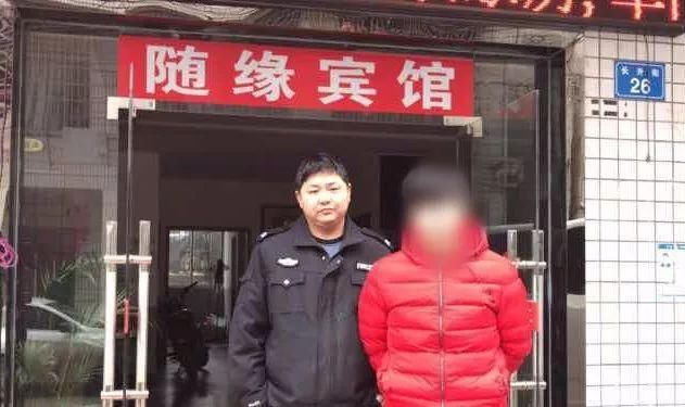 集打斗争4男子宾馆吸毒被抓，牵出另一起非法持有毒品案